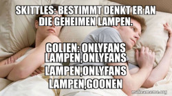 Golien mit Skittles im Bett